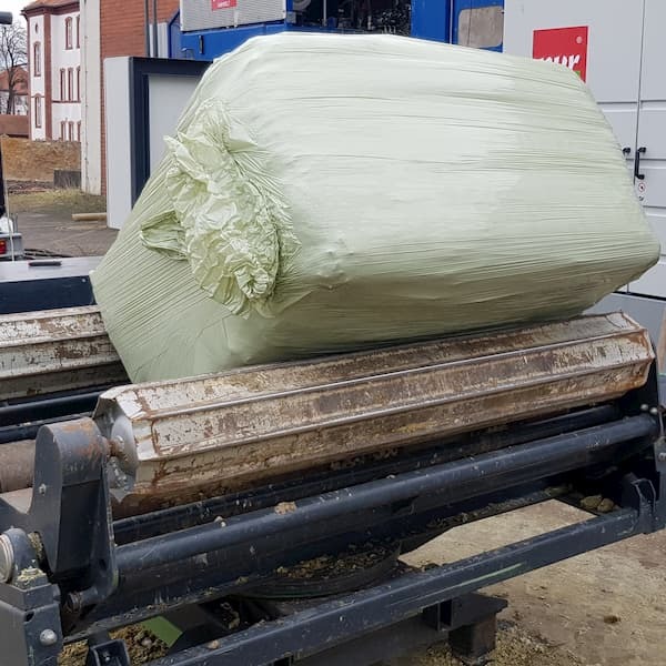 KMF-Ballen wird in Stretchfolie gewickelt