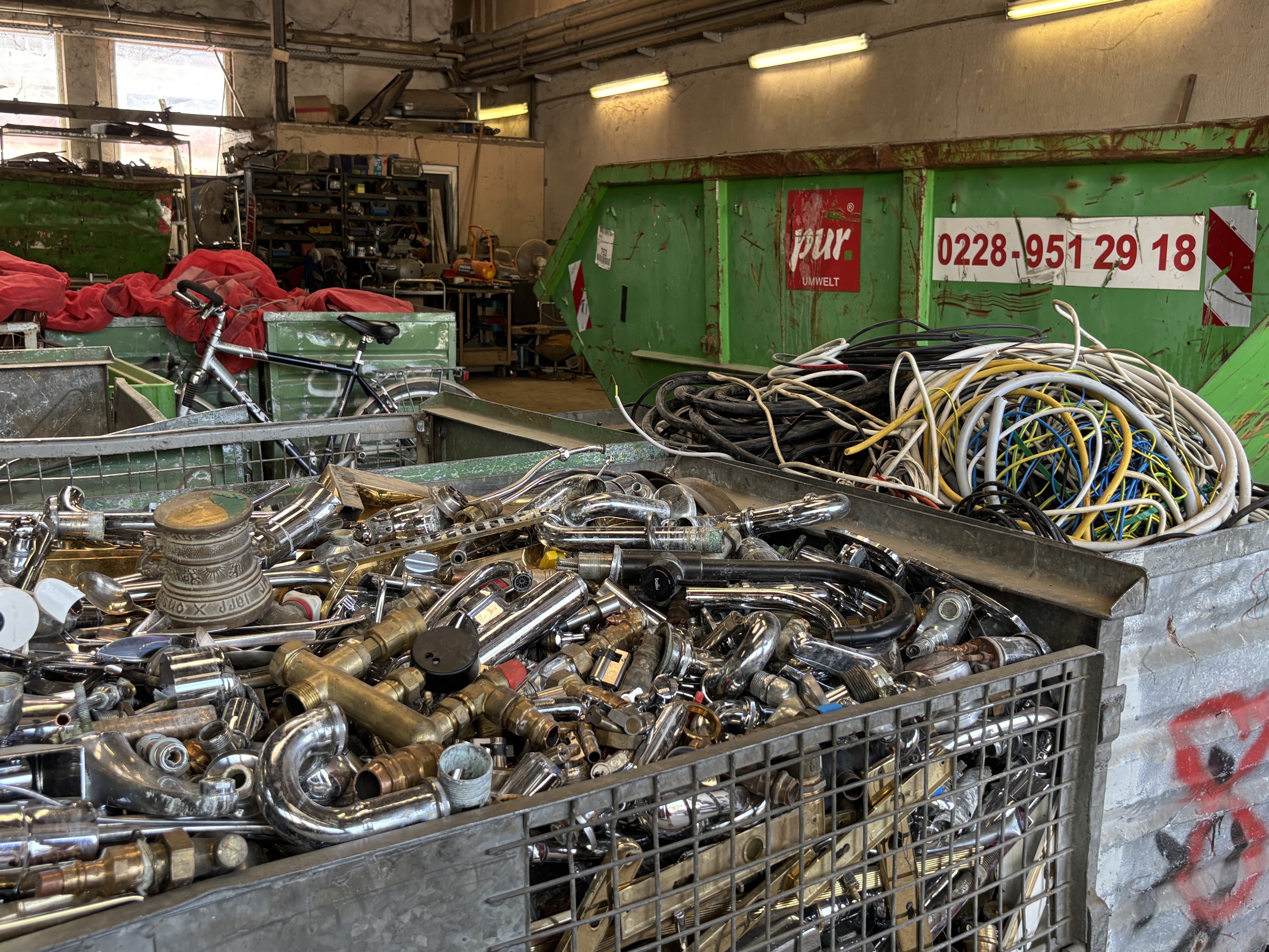 Messing und Kabel in der Halle