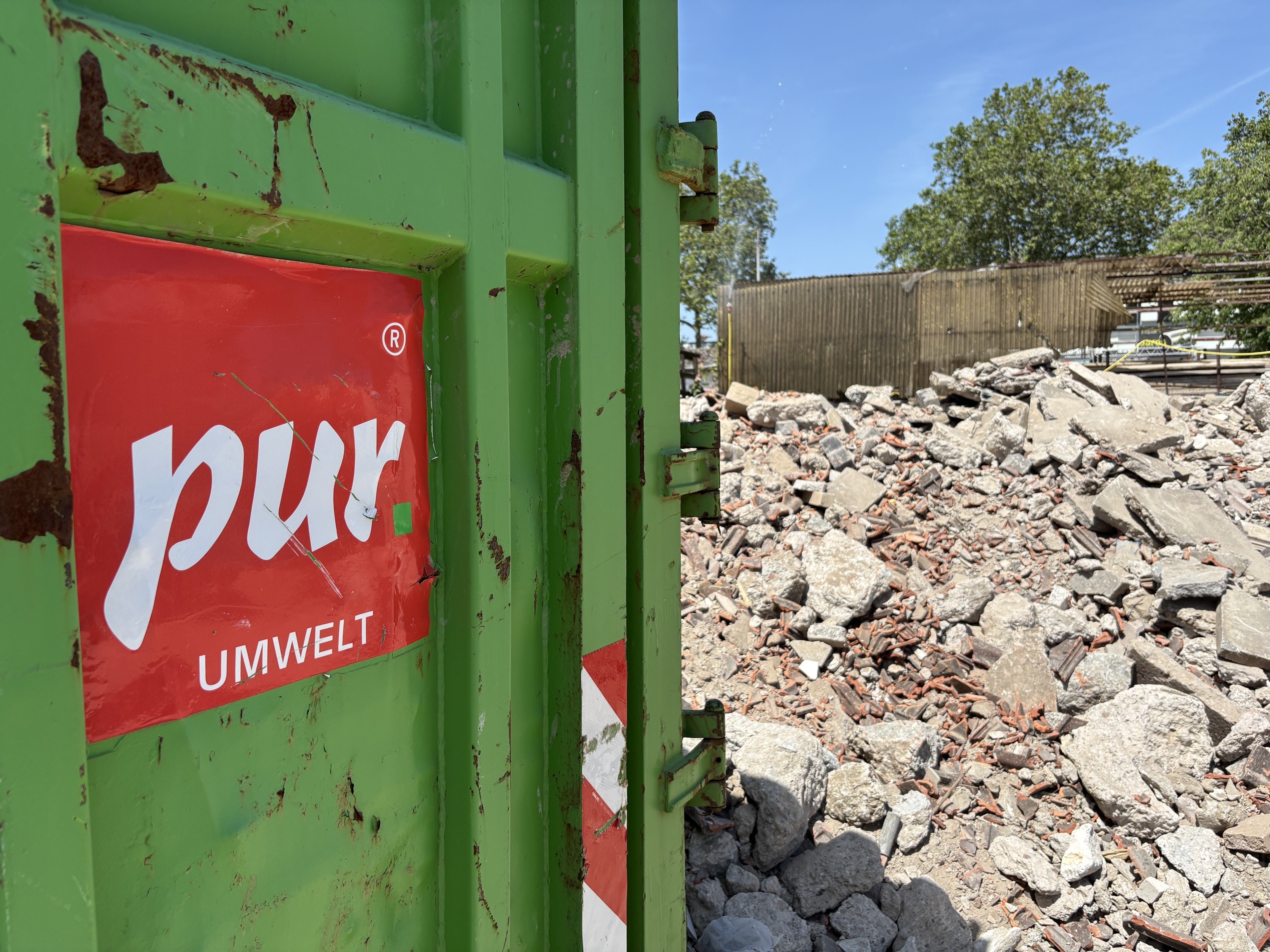 PUR-Container vor Bauschutt