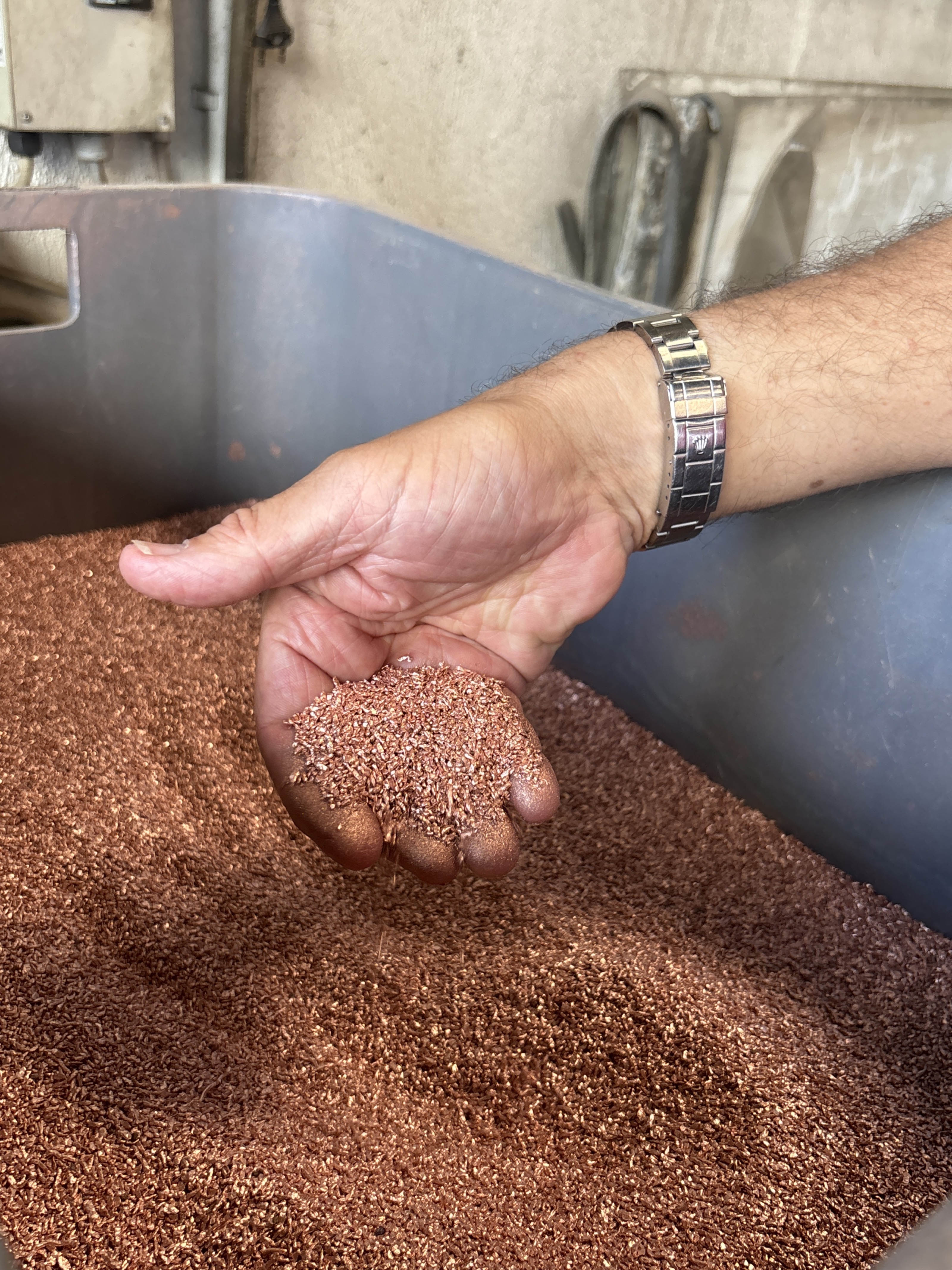 Kupfergranulat in der Hand